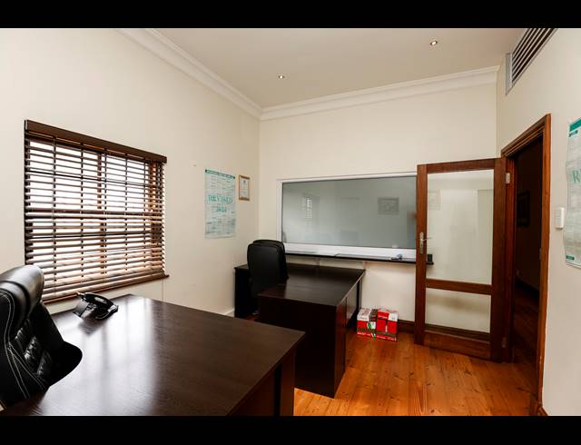 330M² OFFICE FOR SALE IN WINDERMERE